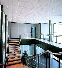 Алюминиевая перегородка с гипсокартонными листами в качестве «заполнителя»