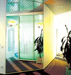 Алюминиевый каркас, заполненный стеклом с жалюзи. Получается прозрачно-непрозрачная перегородка