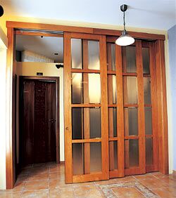 Раздвижная перегородка: деревянный каркас со стеклами. Оригинальная конструкция позволяет открывать и закрывать проем, двигая только одно полотно перегородки